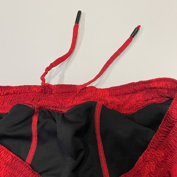 Men’s Lululemon Pace Breaker 9” Lined Red Patterned Shorts - Picture 6 of 14